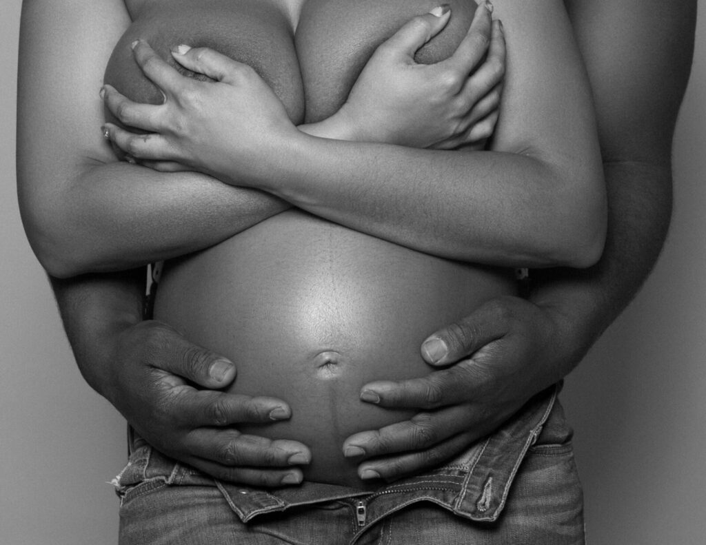boudoir-maternity-black-and-white-belly-portrait-daisy-rey-photography-new-jersey-and-new-york
